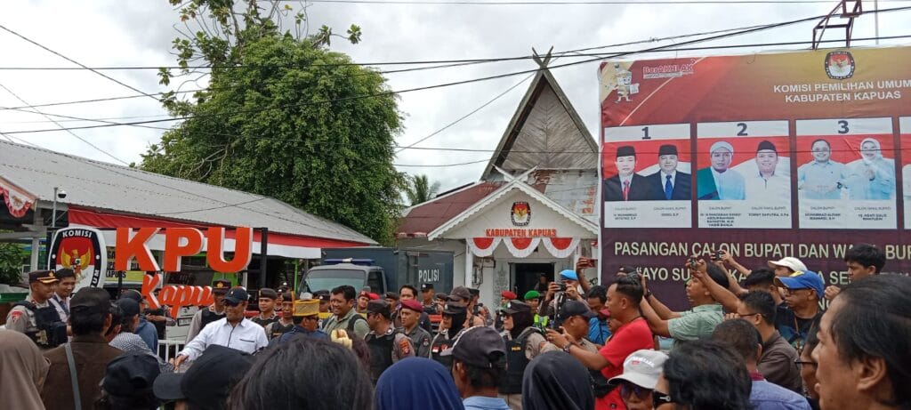 Ratusan Warga Lakukan Aksi Demo di Depan Kantor KPU Kapuas