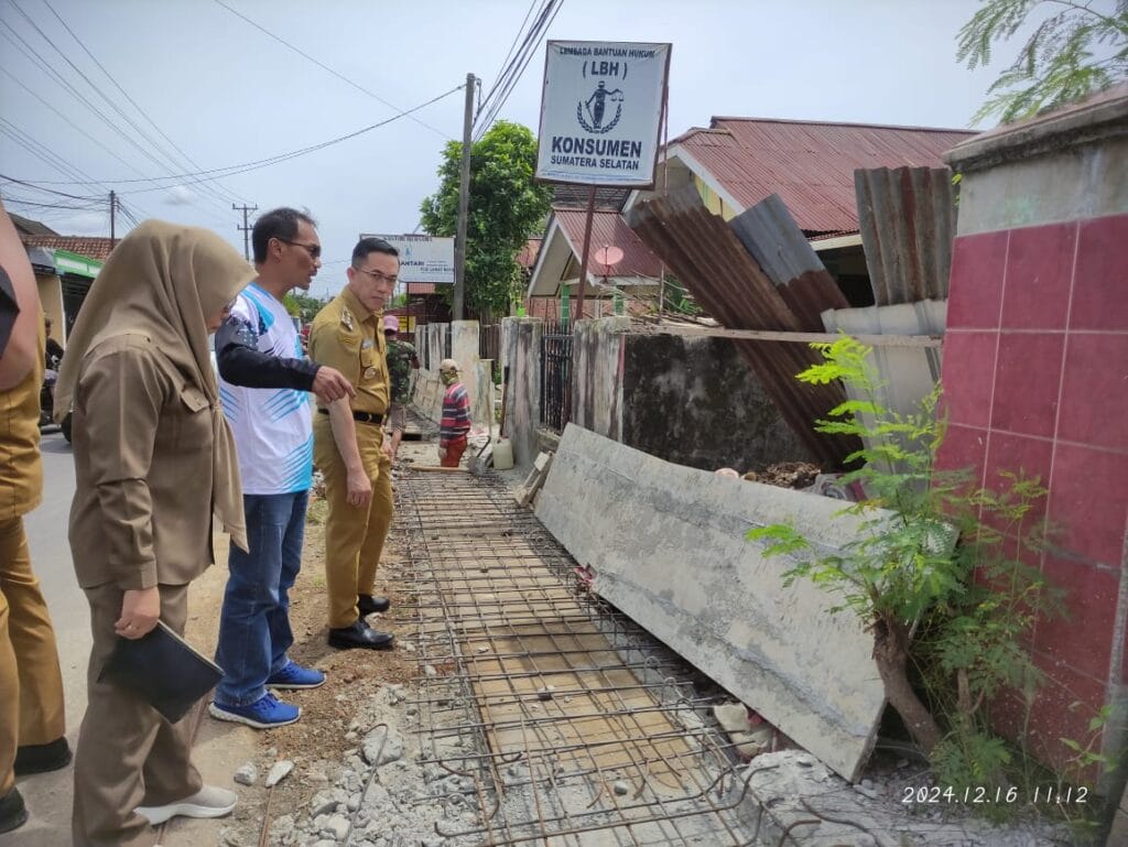 Minta Rekanan Bekerja Utamakan Kualitas, PJ Bupati Lahat Bersama Kadis Perkim Tinjau Pembangunan Drainase di Blok C dan Desa Selawe