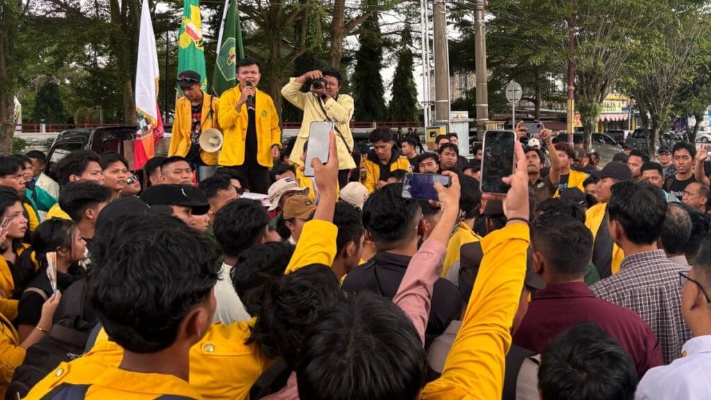 Ratusan Mahasiswa Kalteng Gelar Aksi ‘Indonesia Gelap’ Tolak Efisiensi Anggaran Pemerintah
