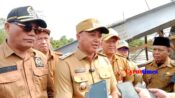 Wabup Kapuas Tinjau Lokasi Jembatan di Desa Terusan Raya yang Ambruk