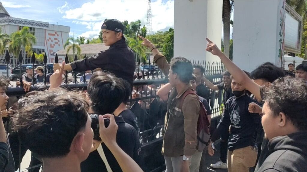[Video] Aksi Demo di DPRD Kalteng Cabut UU TNI Berujung Ricuh, Massa Menerobos Barikade Polisi