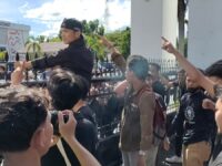 Aksi Demo di DPRD Kalteng Cabut UU TNI Berujung Ricuh, Massa Menerobos Barikade Polisi