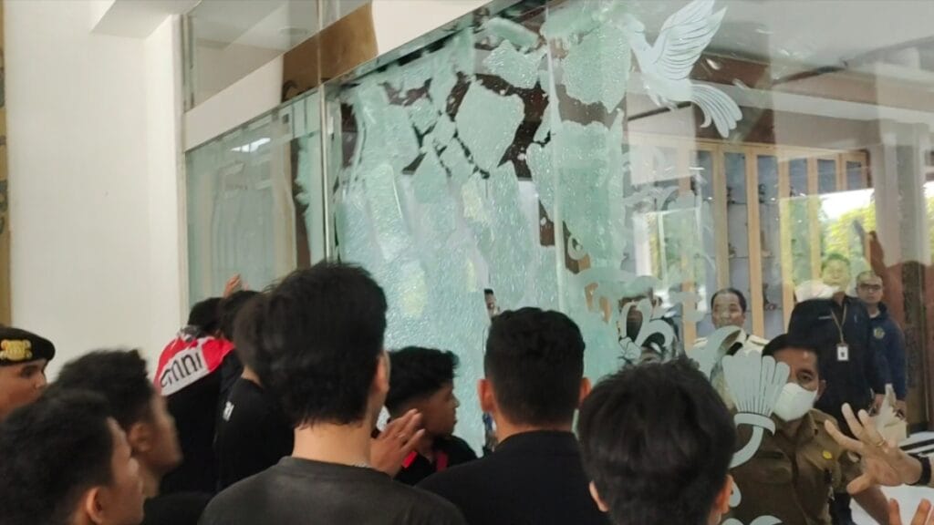 Aksi Memanas, Pendemo Paksa Masuk Kantor DPRD Kalteng Hingga Pecahkan Pintu Kaca!