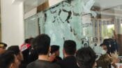 Aksi Memanas, Pendemo Paksa Masuk Kantor DPRD Kalteng Hingga Pecahkan Pintu Kaca!