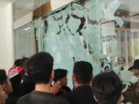 Aksi Memanas, Pendemo Paksa Masuk Kantor DPRD Kalteng Hingga Pecahkan Pintu Kaca!