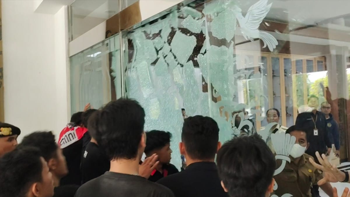Aksi Memanas, Pendemo Paksa Masuk Kantor DPRD Kalteng Hingga Pecahkan Pintu Kaca!