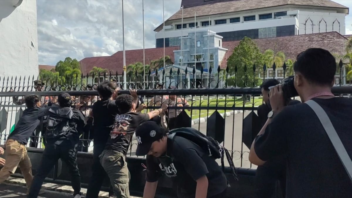 [Video] Sempat Diwarnai Kericuhan, Aksi Demo Penolakan UU TNI di Kalteng Berakhir dengan Dialog