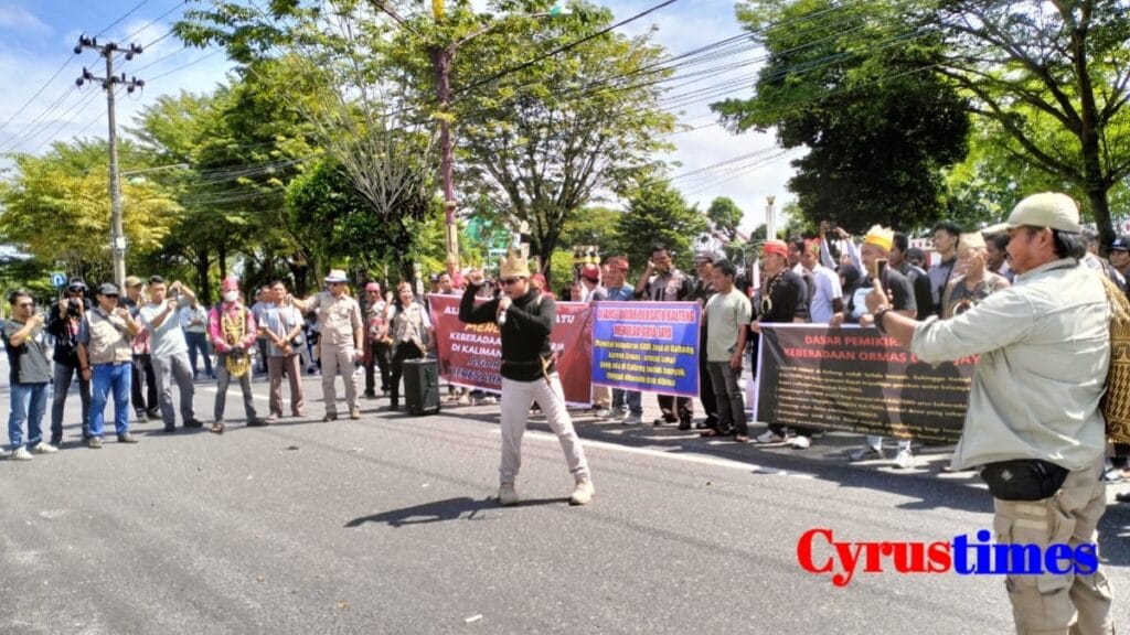 Aksi Demo di DPRD Kalteng, Aliansi Dayak Bersatu Tegas Tolak Ormas GRIB Jaya