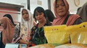 Mentan Tinjau Operasi Pasar Pangan Murah di Kantor Pos Palangka Raya