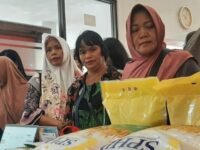 Mentan Tinjau Operasi Pasar Pangan Murah di Kantor Pos Palangka Raya