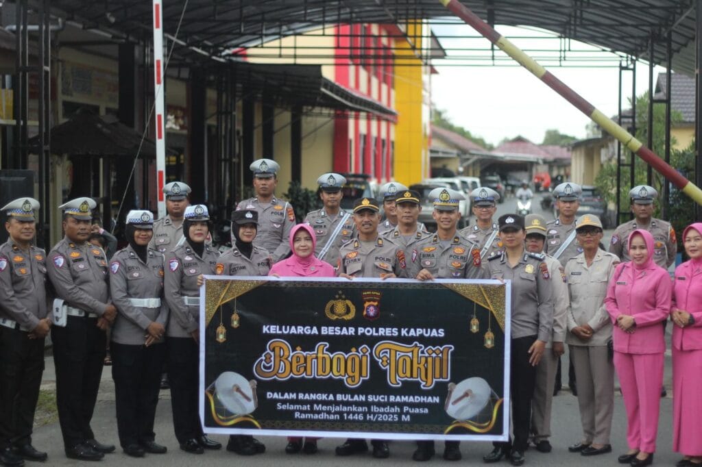 Ramadhan Penuh Berkah, Jajaran Polres Kapuas Berbagi Takjil Gratis Kepada Pengguna Jalan