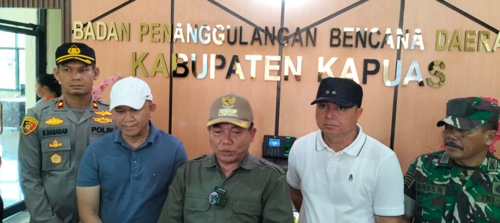 Ringankan Beban Masyarakat Terdampak Banjir, Bupati Kapuas Lepas Secara Simbolis Bantuan Logistik