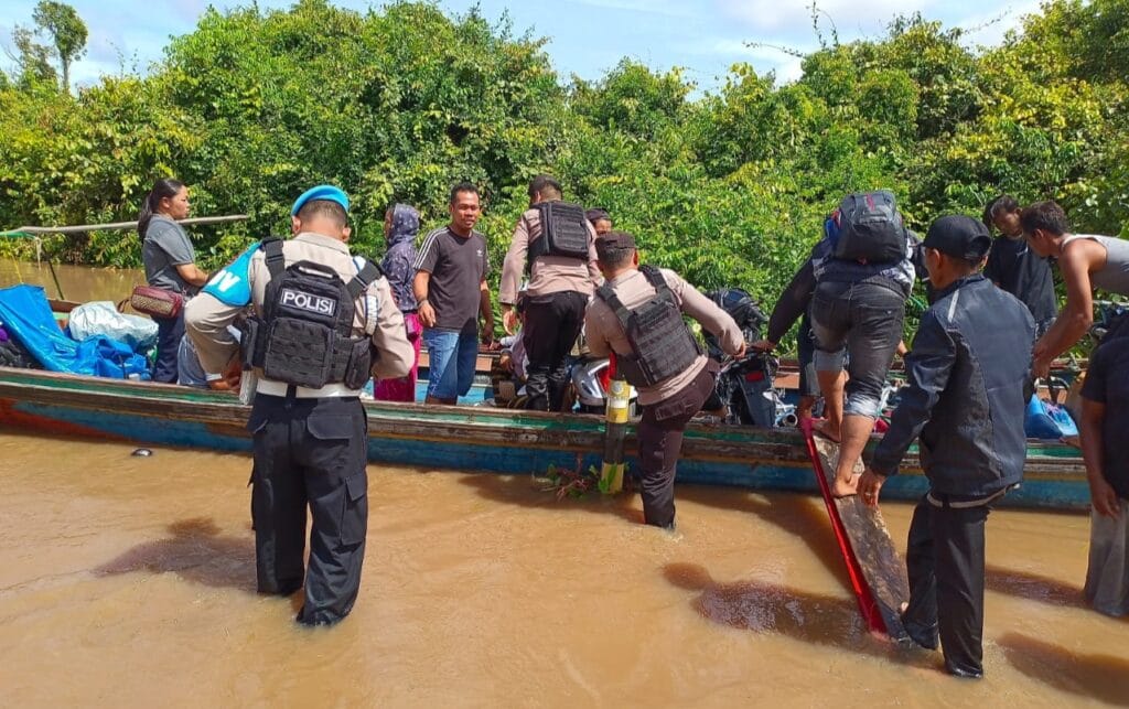 Personel Polsek Timpah Melaksanakan Pengecekan Kelokasi Banjir Didesa Teluk Batu
