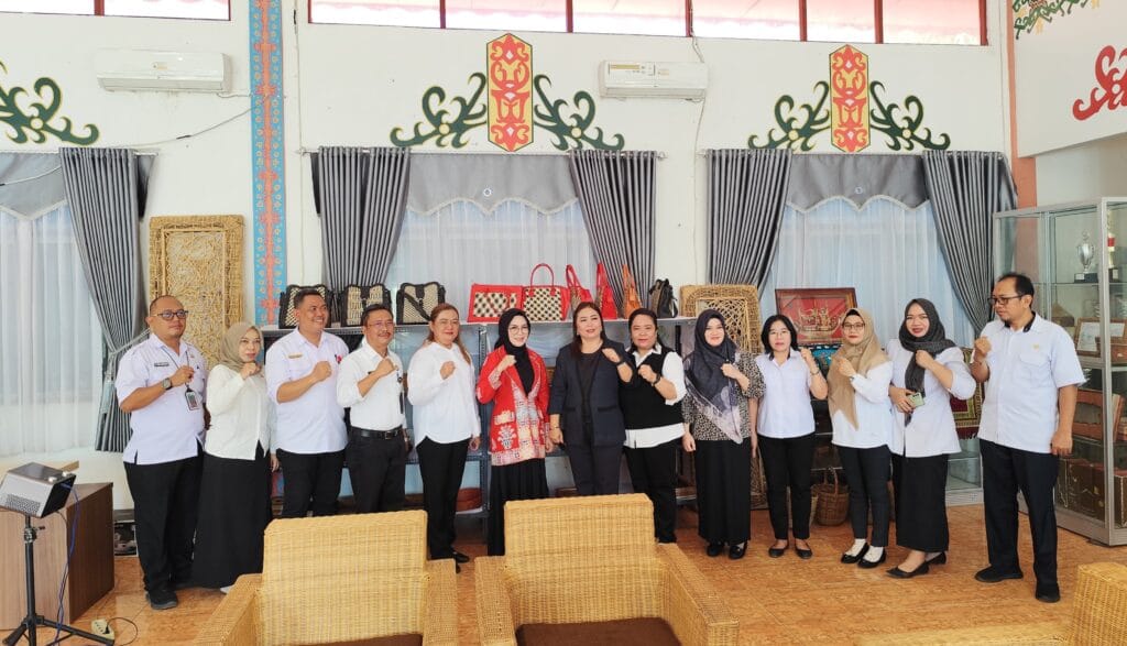 Kunjungi Gedung Showroom Dekranasda Kapuas, Hj. Siti Saniah Wiyatno : Tingkatkan Daya Saing Produk Lokal