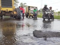 Gubernur Kalteng Tinjau Jalan Nasional yang Rusak dan Tergenang Air Jelang Arus Mudik Lebaran
