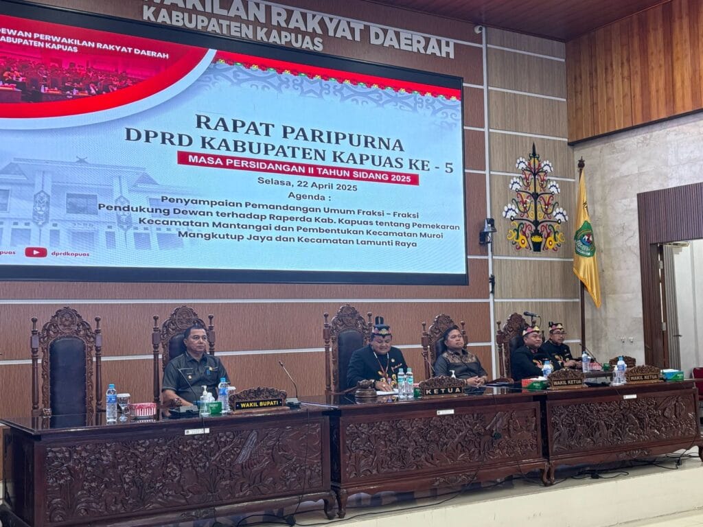 Penyampaian Fraksi-Fraksi Pendukung Dewan Terhadap Raperda Kabupaten Kapuas Pada Rapat Paripurna