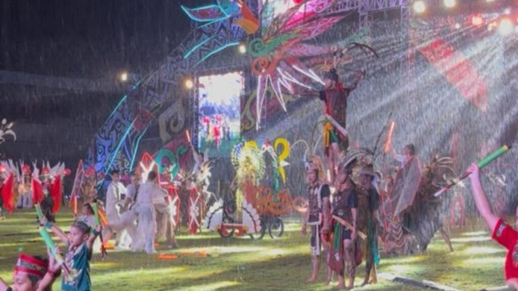 Gubernur Agustiar Kasih Honor Double Kepada Penari Festival Budaya Isen Mulang
