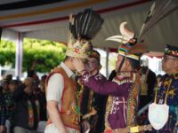 Menko Pangan Zulkifli Hasan Terima Gelar Kehormatan Adat Dayak Kalteng