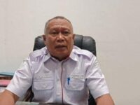TENAGA HONORER - Kepala Badan Kepegawaian dan Pengelolaan Sumber Daya Manusia Daerah (BKPSDMD) Kota Makassar, Akhmad Namsum di ruang kerjanya, Kamis (15/5/2025). Akhmad Namsum menyebut sesuai dengan aturan pemerintah pusat, tidak ada lagi tenaga honorer dalam data Badan Kepegawaian Negara (BKN).  