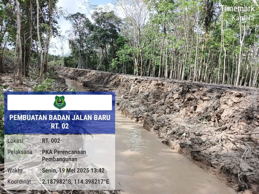 Pemdes Tumbang Mangkutup Bangun Badan Jalan Baru di RT. 02