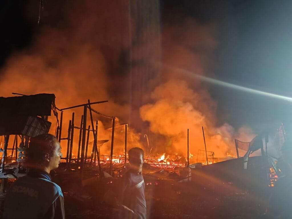 Diduga Akibat Konsleting, Satu Rumah dan Satu Toko di Desa Buhut Jaya Ludes Terbakar