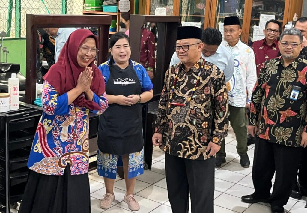 Tinjau SMK 3 Palangka Raya, Menteri Abdul Mu’ti Puji Program Unggulan Sekolah