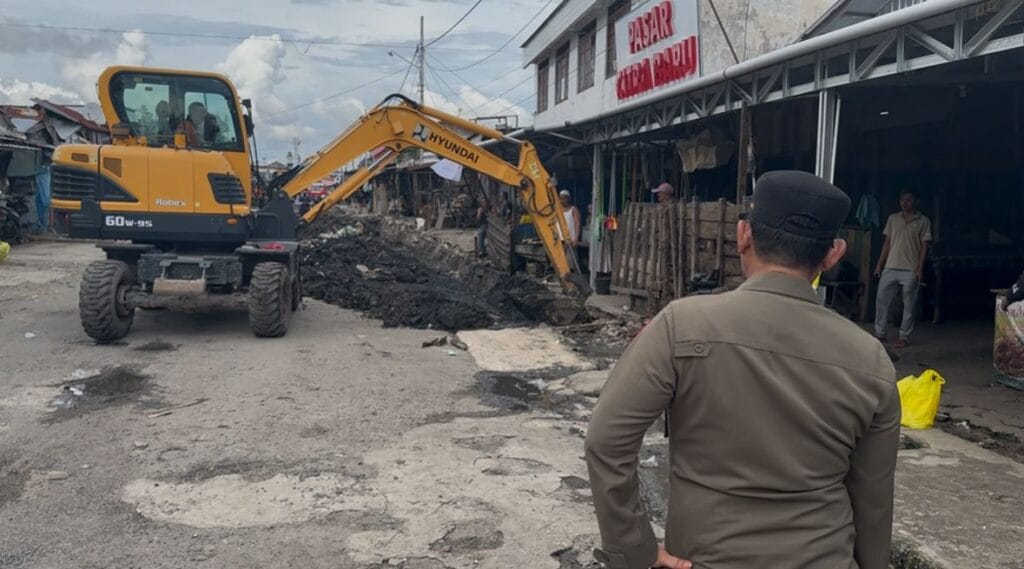 Pemko Palangka Raya Tertibkan PKL dan Bersihkan Drainase Pasar Besar