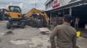 Pemko Palangka Raya Tertibkan PKL dan Bersihkan Drainase Pasar Besar
