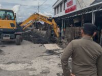 Pemko Palangka Raya Tertibkan PKL dan Bersihkan Drainase Pasar Besar