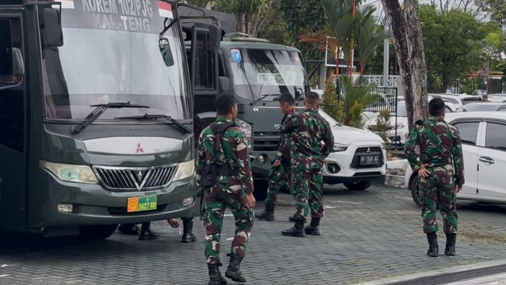 [Video] Personel TNI Mulai Berjaga di Kejati Kalteng