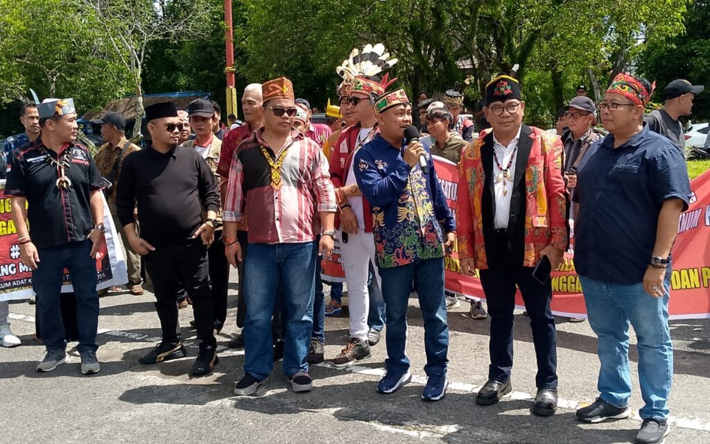 Gelombang Aksi Protes PN Sampit Lecehkan Hukum Adat di Kalteng Hingga PT HAL Gugat Damang 13 Miliar