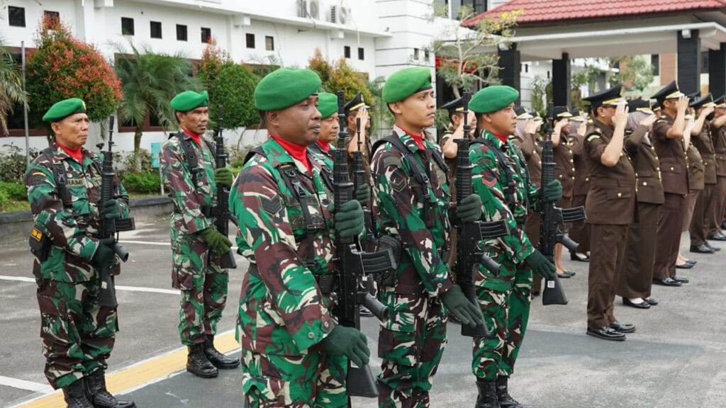 TNI Kawal Ketat Kejari Palangka Raya, 10 Prajurit Disiagakan