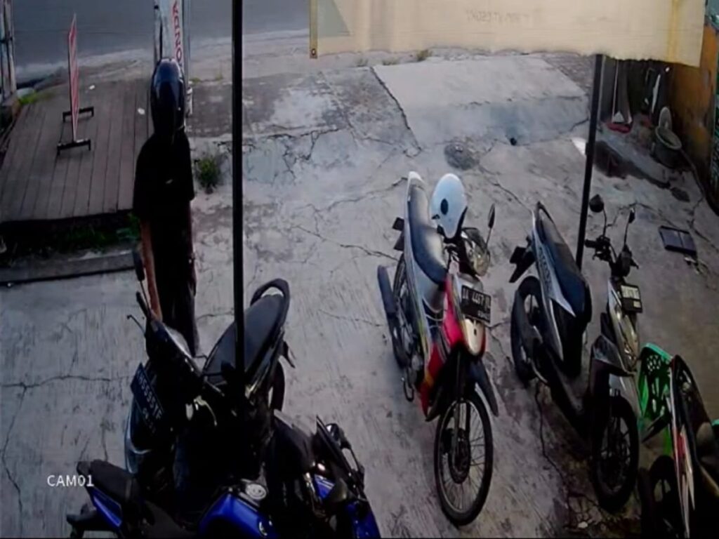 Motor Digasak di Kantor FIF Palangka Raya, Pelaku Terekam CCTV