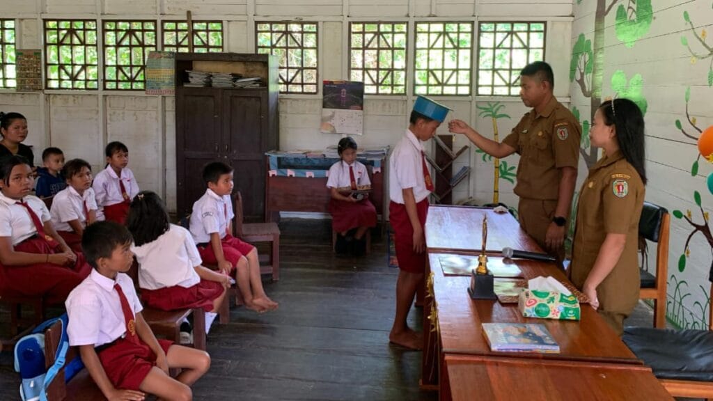 Dibalik Viral Toga Kardus Perpisahan Siswa Tunggal SD Negeri di Pedalaman Katingan Kalteng