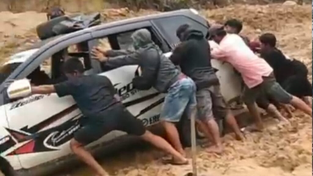 Mobil Berisi Pasien Terjebak Lumpur, Gubernur Kalteng: “Itu Bukan Kewenangan Kami”