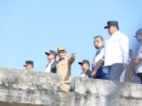 Gubernur Agustiar Sabran Tinjau Lokasi Bedah Rumah dan Pelabuhan Batanjung di Kapuas