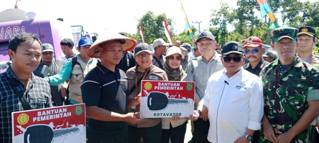 Bupati Kapuas Wiyatno Serahkan Bantuan Alat Pertanian dan Tanam Padi