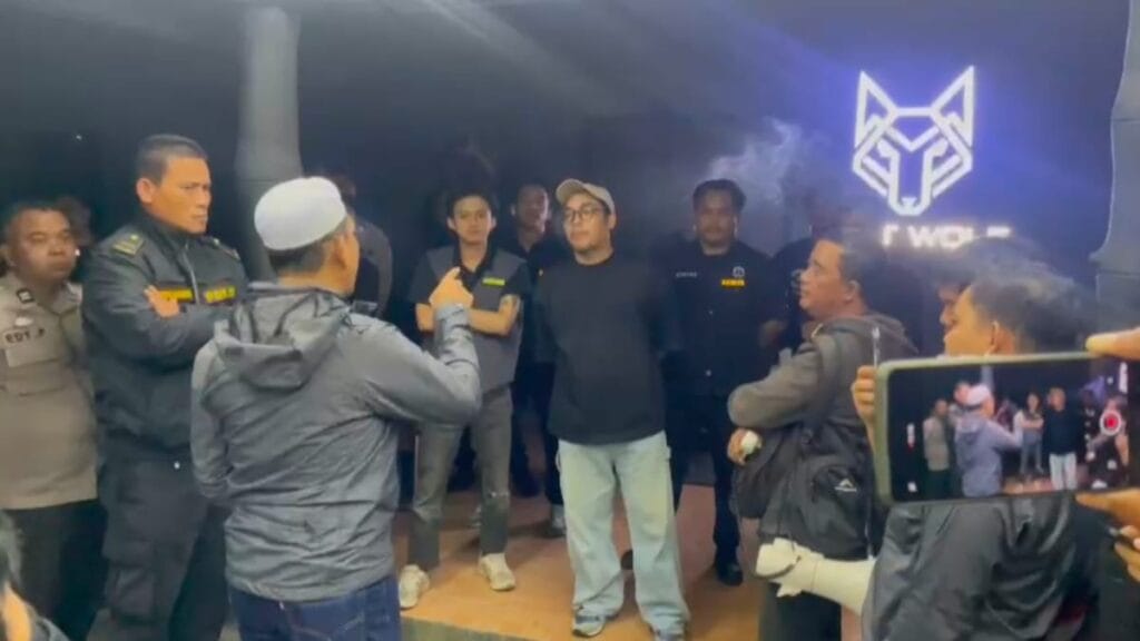 Video: Kesal Surat Permohonan Tak Direspon Bupati Kobar, Warga Geruduk Langsung ke Lokasi Diskotik Ilegal