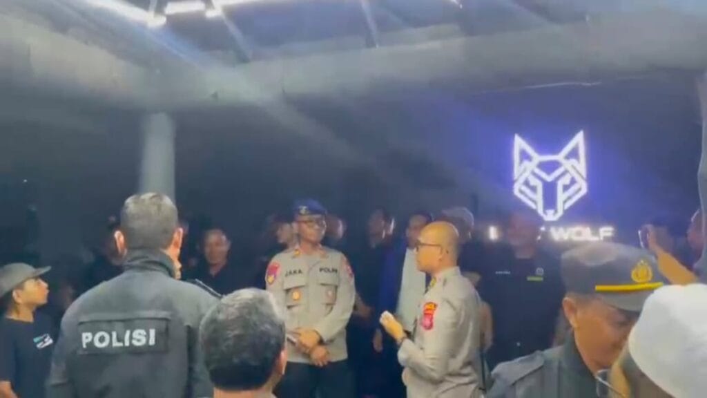 Ratusan Warga Geruduk Last Wolf Cafe Pangkalan Bun