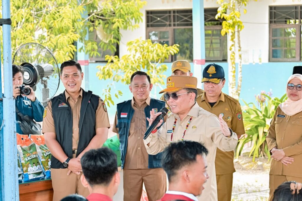 Gubernur Kalteng Gratiskan Seragam Sekolah bagi Siswa Baru