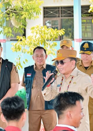Gubernur Kalteng Gratiskan Seragam Sekolah bagi Siswa Baru