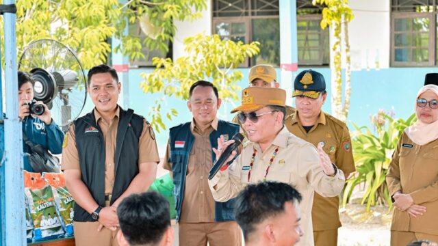 Gubernur Kalteng Gratiskan Seragam Sekolah bagi Siswa Baru