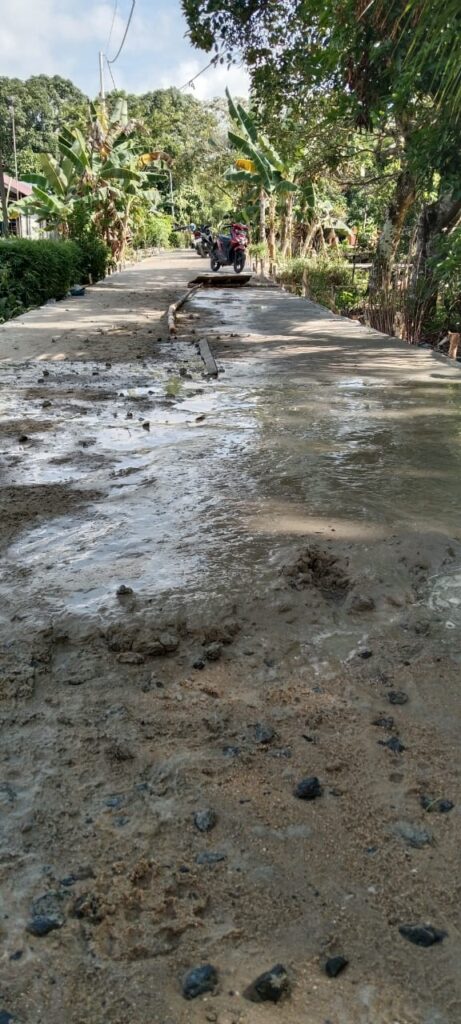 Miris, Proyek Jalan Semenisasi Desa Teluk Palinget Diduga Asal Jadi