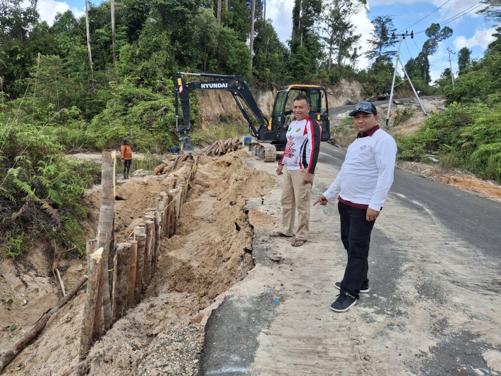 Respon Cepat Perbaikan Jalan Longsor, Pemerintah Kecamatan Mandau Talawang Apresiasi Dinas PUPR Kapuas