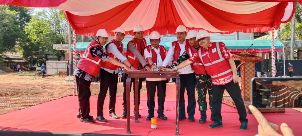 Bupati HM Wiyatno Secara Simbolis Melakukan Pemancangan Pembangunan Aula Kantor Bupati Kapuas