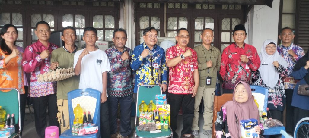 Dinas Sosial Kabupaten Kapuas Salurkan Bansos Atensi Ke Warga Rentan
