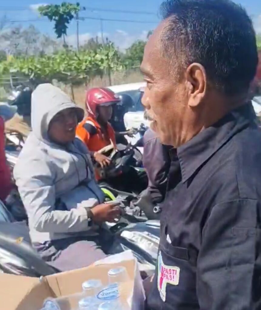 Patut Dicontoh, Pengelola SPBU Watulungguh Beri Konsumsi untuk Warga yang Antre BBM di Bawah Terik Matahari