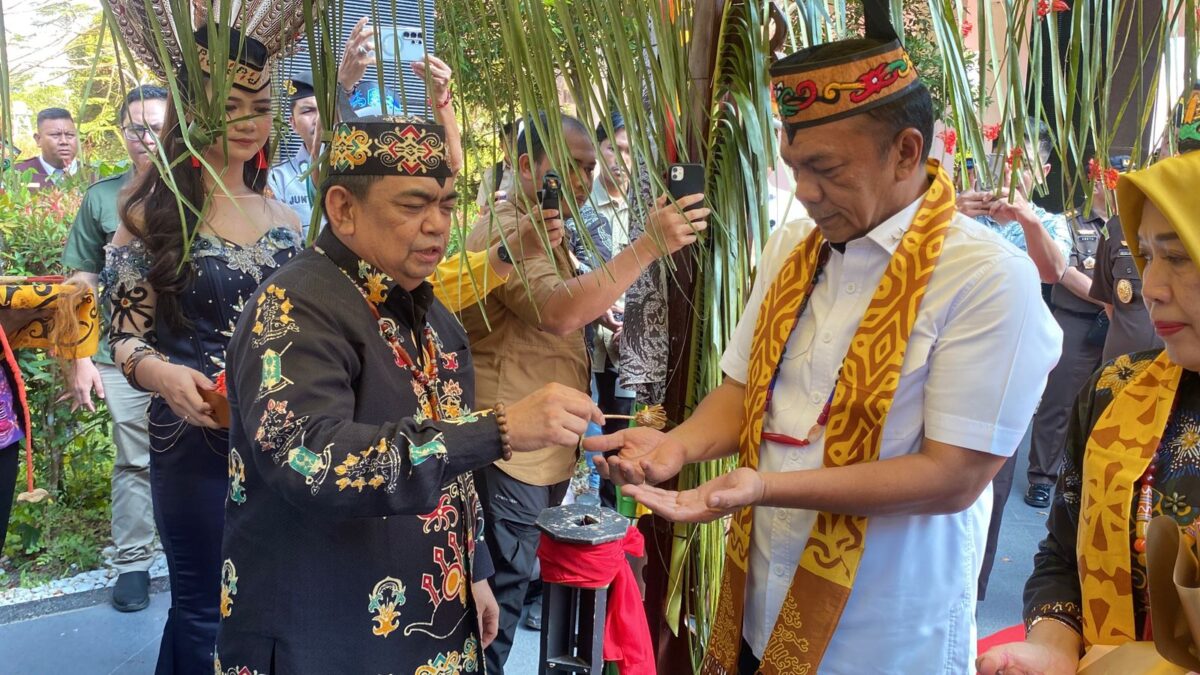 Tarian Dayak Sambut Kajati Kalteng Baru