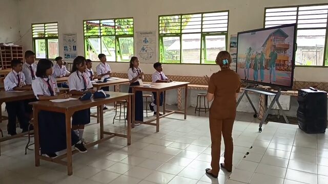 SMP Swasta di Pelosok Kalteng Dapat Bantuan TV Interaktif dari Pemprov