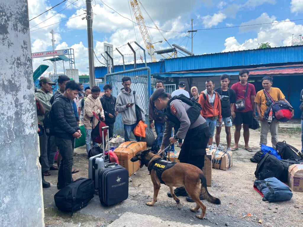 K9 Polda Kalteng Sweeping Narkoba di Pelabuhan Sampit